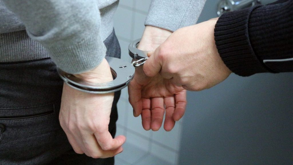белезници-арест-задържан